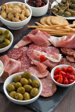 Çeşitli Şarküteri et aperatifler, sosis ve bir kara tahta üzerinde turşu