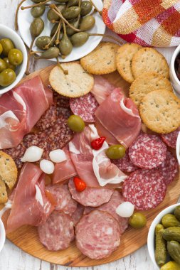 Çeşitli et aperatifler, sosis ve ahşap tahta üzerinde turşu