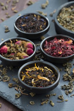 seramik kaseler, dikey olarak kuru çay ürün çeşitliliği