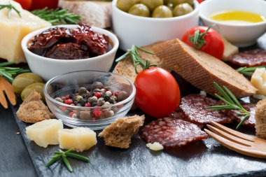 peynir, salam ve gemide çeşitli İtalyan meze
