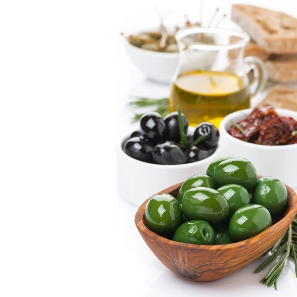 Surtido de antipasti - aceitunas, encurtidos, aceite de oliva, romero fresco — Foto de Stock