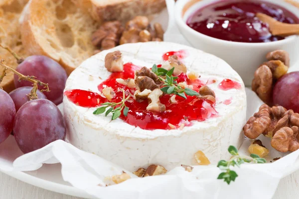 Camembert с ягодным вареньем и тостами, крупным планом — стоковое фото