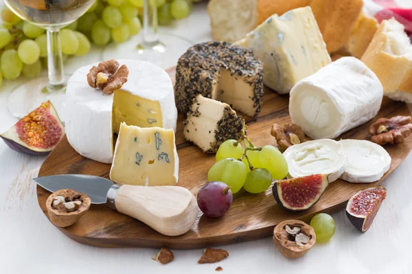 Prato de queijo, lanches e vinho, close-up — Fotografia de Stock