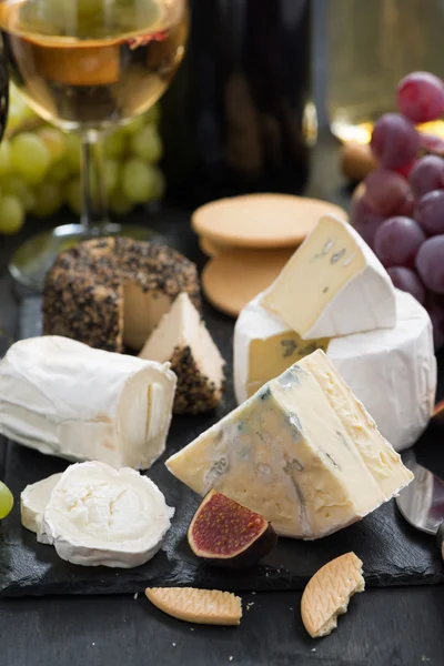 Incelik yumuşak peynirler, meyve ve kraker - şarap için aperatifler — Stok fotoğraf