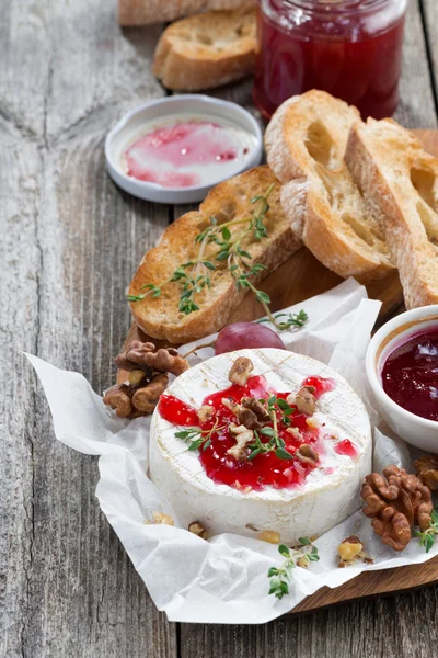 Heerlijke hapjes - camembert met berry jam, toast en vruchten — Stockfoto