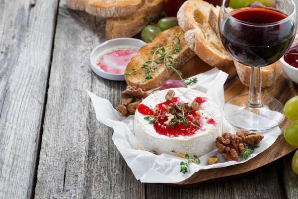 Heerlijke hapjes - camembert met berry jam, toast en druivenmost — Stockfoto