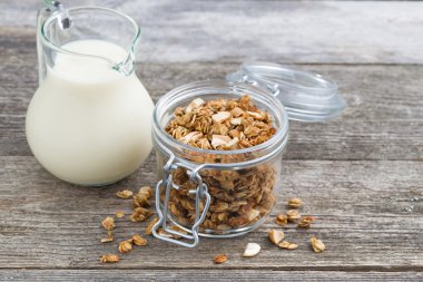 ev yapımı granola ve süt kabı ile jar