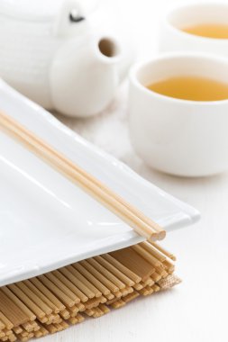 Beyaz ahşap zemin üzerinde bir Japon yemek için Tablo ayarı