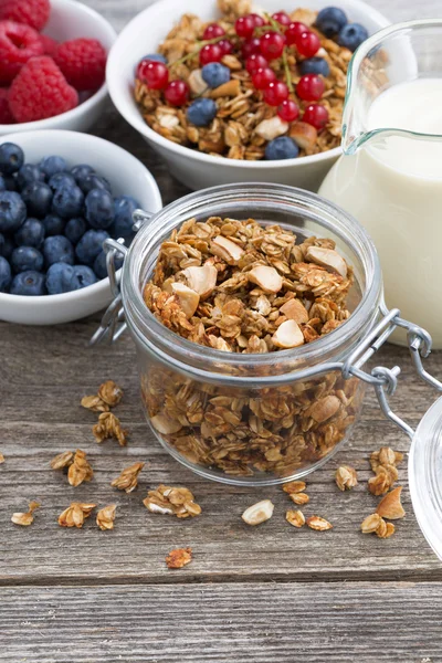 JAR s domácí granola, mléka a čerstvé jahody, vertikální — Stock fotografie