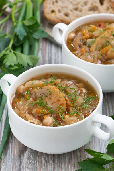 キャベツ、キノコとひよこ豆のスープ — ストック写真