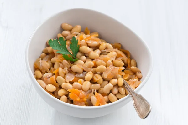 Gryta med sojabönor och grönsaker på vita träbord — Stockfoto