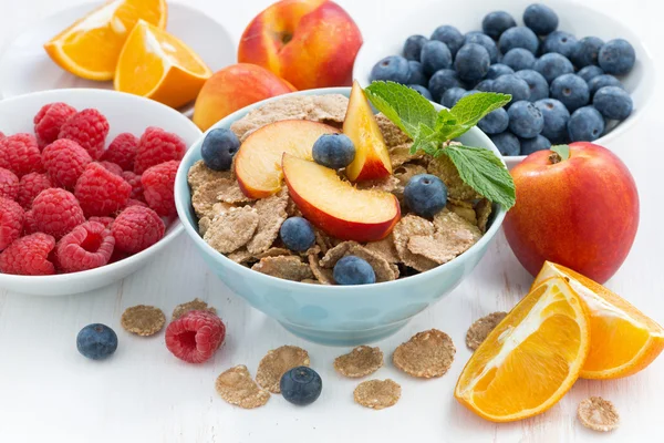 Hela korn flakes med färsk frukt och bär — Stockfoto