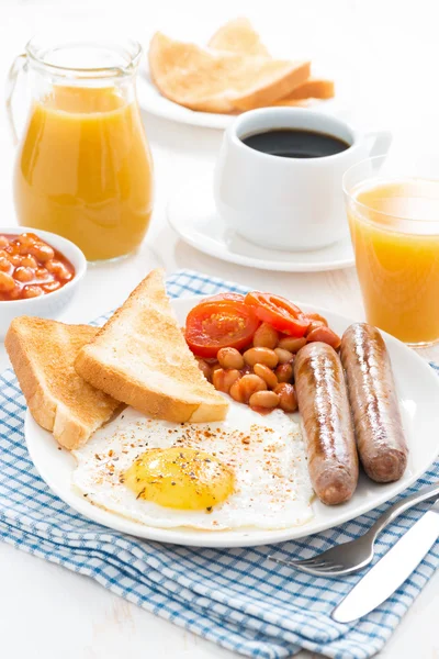 Délicieux petit déjeuner anglais avec des saucisses — Photo