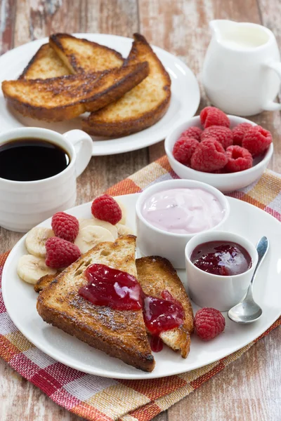 Süße Toasts mit Himbeeren, Marmelade und Joghurt zum Frühstück — Stockfoto