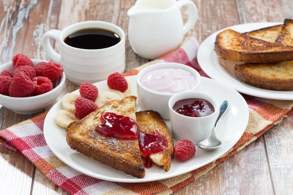 Tostadas dulces con frambuesa, mermelada y yogur para el desayuno — Foto de Stock