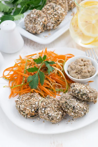 Veganisten lunch - hamburgers bean en wortel salade op een plaat — Stockfoto