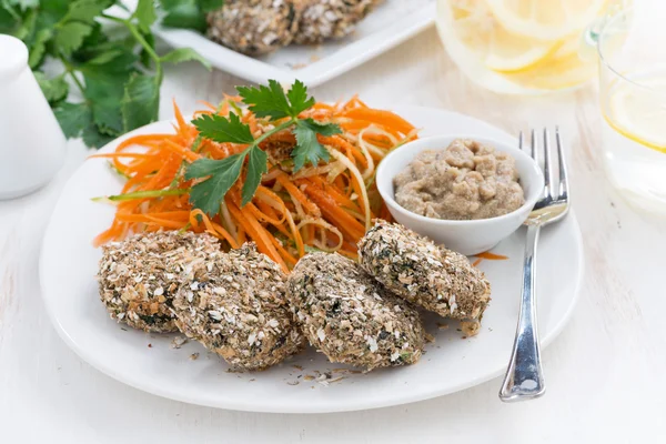 Veganisten lunch - hamburgers bean en wortel salade op een plaat — Stockfoto