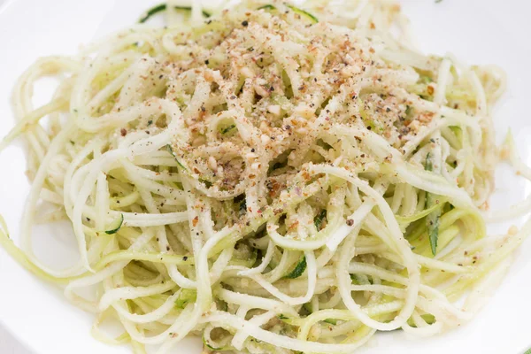 Pasta vegetariana con zucchine e noci — Foto Stock