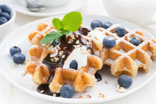 Waffles com mirtilos frescos no café da manhã, close-up — Fotografia de Stock