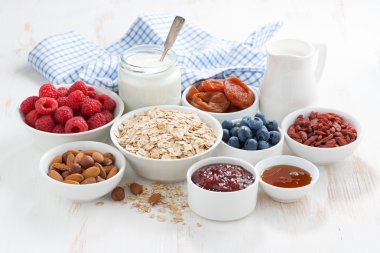 Yulaf gevreği ve beyaz günü kahvaltıda çeşitli maddeler