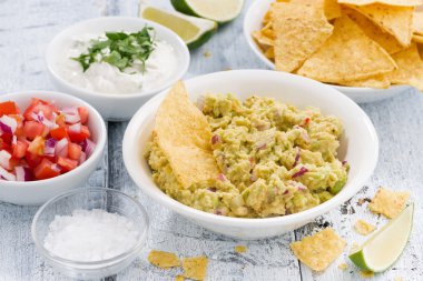 Baharatlı avokado sosu ve mısır cipsi ile çeşitli soslar