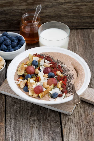 Вівсянка з фруктами, горіхами та чіа на сніданок, вертикальна — стокове фото