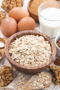 yulaf gevreği ve beyaz masada kurabiye yapmak için malzemeler