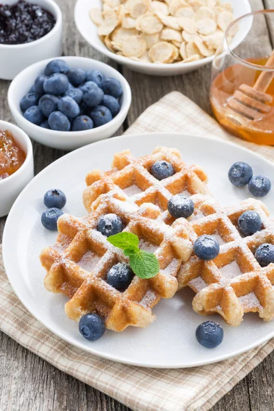 Deliziosi waffle per la colazione su un piatto, verticale — Foto Stock