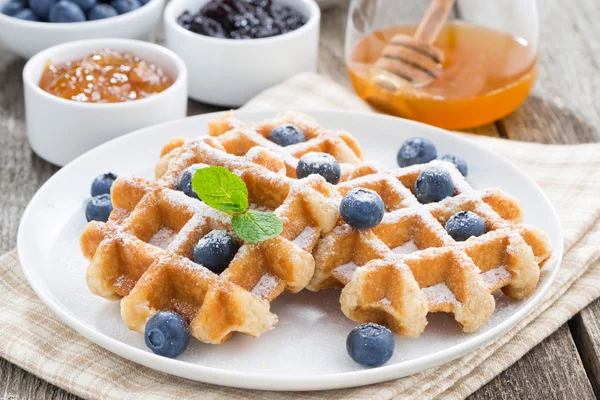 Waffles deliciosos para café da manhã em um prato — Fotografia de Stock