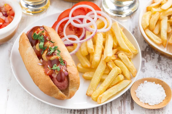 Γρήγορο φαγητό - hot dog με τηγανητές πατάτες και μάρκες σε ξύλινο τραπέζι — Φωτογραφία Αρχείου