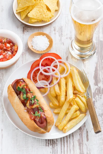 Restauration rapide - hot-dog avec frites, bière et snacks, vue sur le dessus — Photo