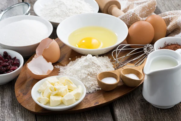 Verse ingrediënten voor het bakken op een houten bord, horizontale — Stockfoto