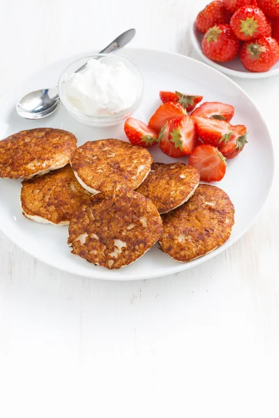 Pancakes with fresh strawberries and cream — Stock Photo, Image