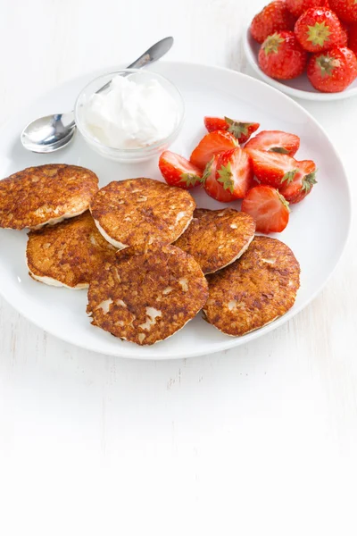 Pannenkoeken met verse aardbeien en room — Stockfoto