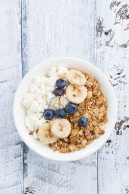 Sağlıklı lezzetli kahvaltı ile süzme peynir, müsli