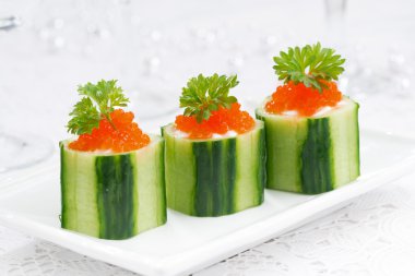 Salatalık tartlets krem peynir ve kırmızı havyar, closeup ile