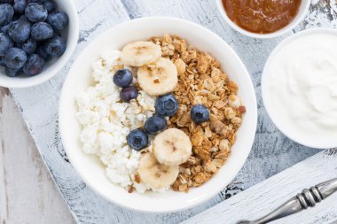 Sağlıklı lezzetli kahvaltı ile süzme peynir, müsli