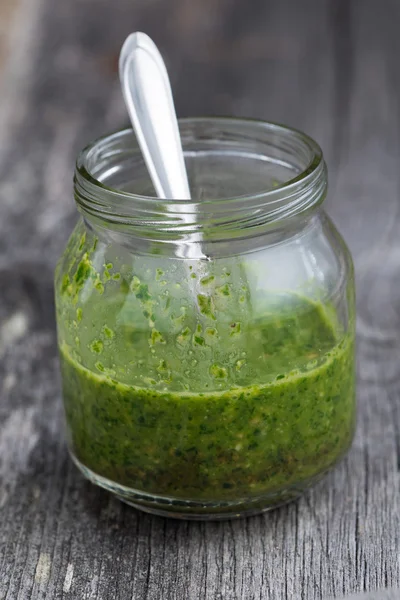 Pesto en un frasco de vidrio — Foto de Stock