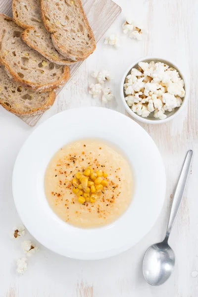 Köstliche Maissuppe und Brot, von oben gesehen, senkrecht — Stockfoto