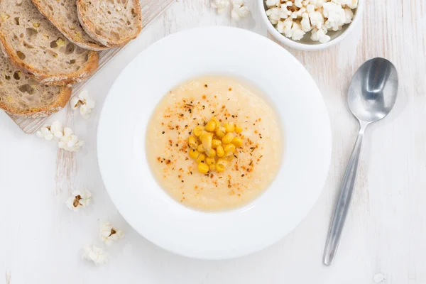 Lezat sup jagung dan roti, pandangan atas — Stok Foto