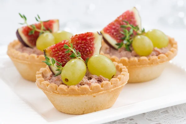 Tartelettes avec pâté de foie et fruits, gros plan — Photo