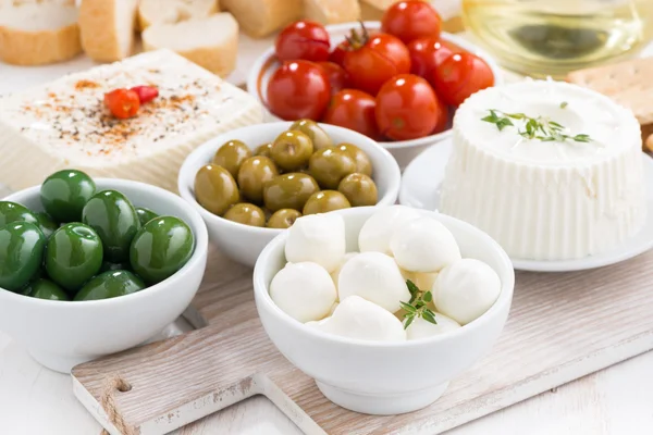 Mozzarella, queso crema y encurtidos — Foto de Stock