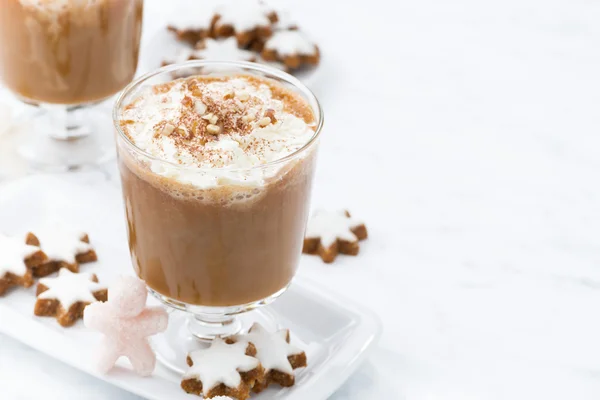Świąteczny dyni latte i migdałowe ciasteczka na białym tle — Zdjęcie stockowe