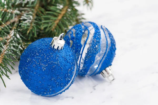 Arka plan mavi Noel topları ile — Stok fotoğraf