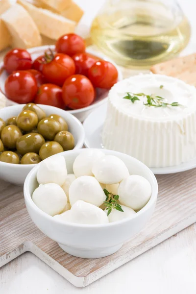 Mozzarella, crema di formaggio e sottaceti, verticale — Foto Stock