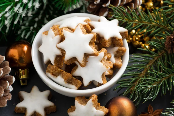 Biscoitos de Natal na forma de estrelas, vista superior — Fotografia de Stock