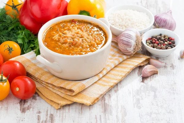 Domates çorba, pilav ve sebze Beyaz ahşap zemin üzerinde — Stok fotoğraf