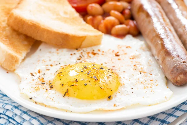 Tradicional delicioso desayuno inglés con salchichas —  Fotos de Stock