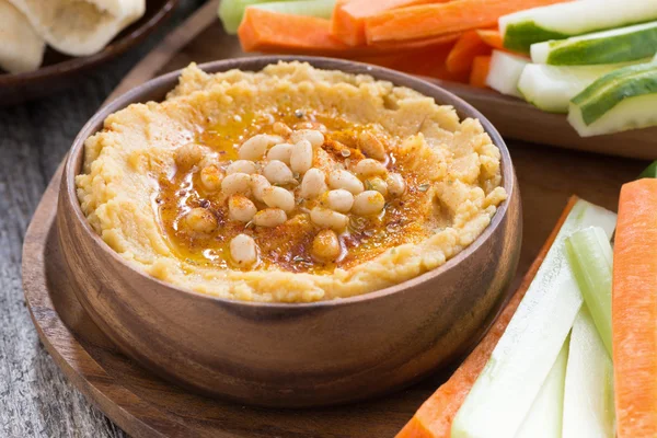 Traditional hummus in bowl with pita bread and vegetables — Stock Photo, Image