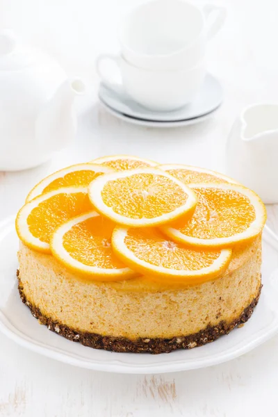Bir plaka üzerinde tüm turuncu cheesecake — Stok fotoğraf